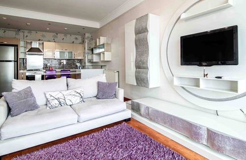 Kucukcekmece Apartment | Chic Flat with Kucukcekmece Lake View and Balcony