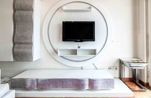 Kucukcekmece Apartment | Chic Flat with Kucukcekmece Lake View and Balcony