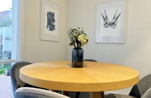 Fitzroy North House | Chic getaway at Fitzroy North