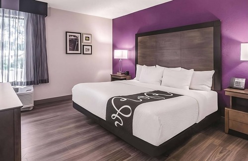 Myrtle Beach Hotel | Chic Hotel Retreat w/Refreshing Poolside Vibes & Friendly Service