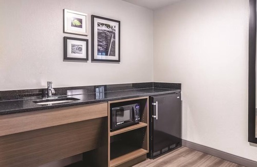 Myrtle Beach Hotel | Chic Hotel Retreat w/Refreshing Poolside Vibes & Friendly Service