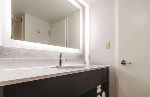 Myrtle Beach Hotel | Chic Hotel Retreat w/Refreshing Poolside Vibes & Friendly Service