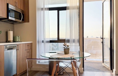 Wilshire Apartment | Chic Koreatown Studio with Gym, Parking, Washer/Dryer and Fast Wifi!