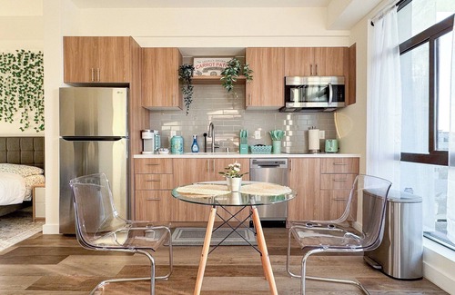 Wilshire Apartment | Chic Koreatown Studio with Gym, Parking, Washer/Dryer and Fast Wifi!