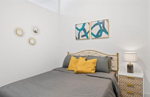 Highland Apartment | Chic & Lux 1BR Apartment Suites on Train Line to DT & Domain