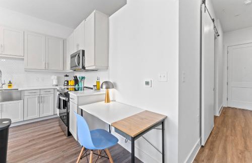 Highland Apartment | Chic & Lux 1BR Apartment Suites on Train Line to DT & Domain