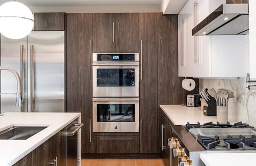 North Bergen House | Chic Luxury: 4BR Townhome + Den + NYC Views
