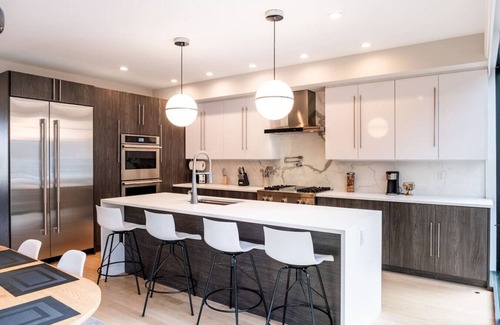North Bergen House | Chic Luxury: 4BR Townhome + Den + NYC Views