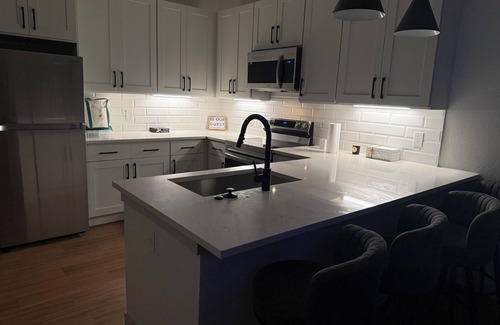 Pflugerville Apartment | Chic Luxury Lakefront 1-bedroom apartment with AC, WiFi in Pflugerville