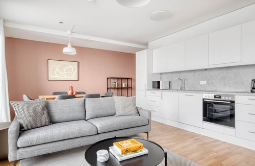 Vienna Apartment | Chic Marinatower 3BR w/Gym & Elevator, nr metro U2, by Blueground