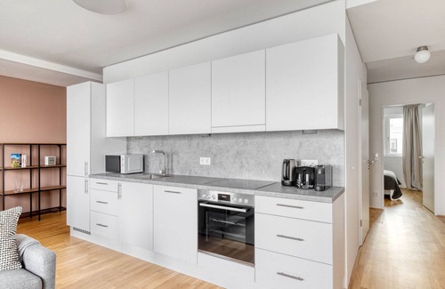 Vienna Apartment | Chic Marinatower 3BR w/Gym & Elevator, nr metro U2, by Blueground