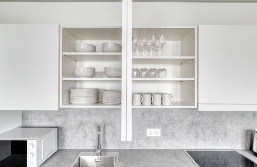 Vienna Apartment | Chic Marinatower 3BR w/Gym & Elevator, nr metro U2, by Blueground