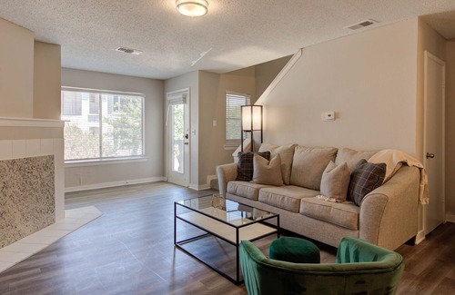 East Riverside - Oltorf Apartment | Chic, Modern 2B2B | King Beds, Fast WiFi, Gym,Pool