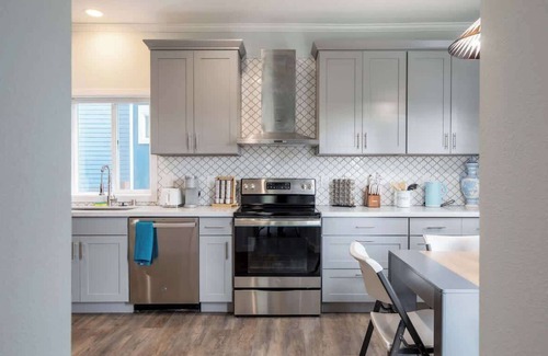 Minor House | Chic & Modern 6b4b House – Prime Seattle Location!
