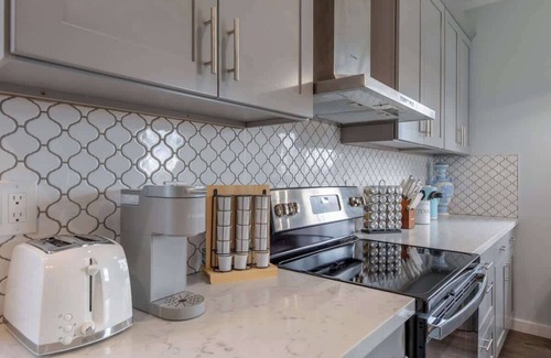 Minor House | Chic & Modern 6b4b House – Prime Seattle Location!