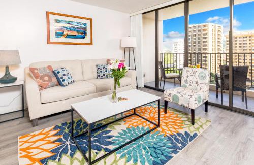 Waikiki Apartment | Chic Mountain View Unit Near Waikiki Beach with Parking