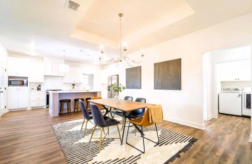 Lubbock House | Chic New Build - 5 miles to Tech/Covenant/UHC - 2 miles to shopping!