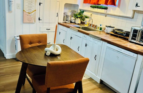 Shrewsbury Apartment | CHIC ONE BEDROOM IN-LAW SUITE IN Shrewsbury with AC, WiFi