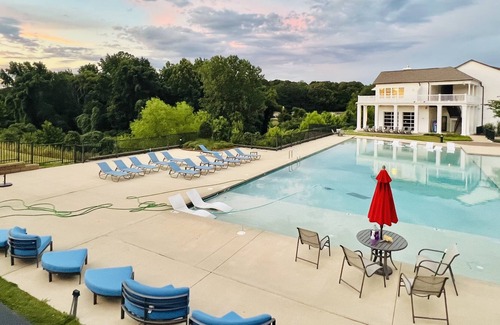 Oxford Cottage | Chic Oxford Cottage with 3 King Suites - "The Southern Sip"