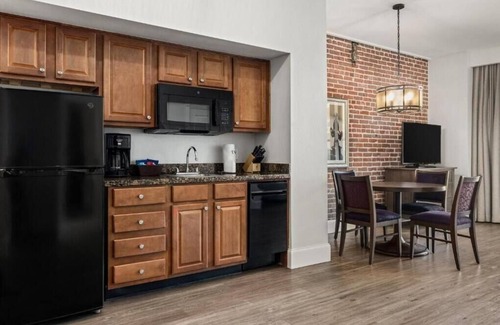 Central Business District Resort | Chic resort with WiFi, AC, fitness room in vibrant New Orleans