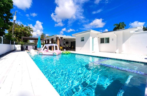 Coral Way Villa | Chic retreat near Brickell huge heated pool & spa.