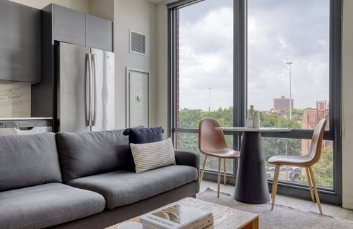 River West Apartment | Chic River West Jr 1BR w/Grills & Gym, nr Entertainment, by Blueground