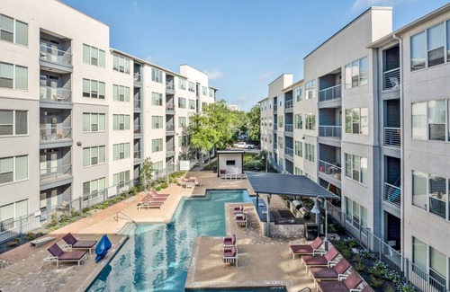 Riverside Apartment | Chic Riverside 2BR w/ Pool, Gym & W/D, nr Lady Bird Lake, by Blueground