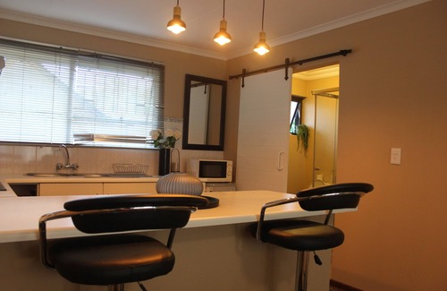 Greater Johannesburg Metropolitan Area Cottage | Chic & Serene 1-Bed Haven in Roodepoort