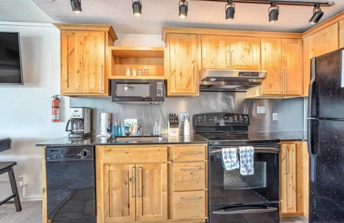 Central Colorado Springs Apartment | Chic Skyview Studio Downtown Colorado Springs