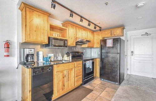 Central Colorado Springs Apartment | Chic Skyview Studio Downtown Colorado Springs