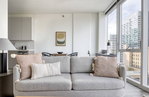 South Loop Apartment | Chic South Loop Jr 1BR w/Lounge, Pool & Gym nr Grant Park, by Blueground