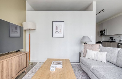 South Loop Apartment | Chic South Loop Jr 1BR w/Lounge, Pool & Gym nr Grant Park, by Blueground