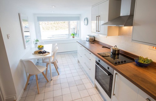 Croyde House | Chic spacious fresh home & garden ideally secluded between village and beach.