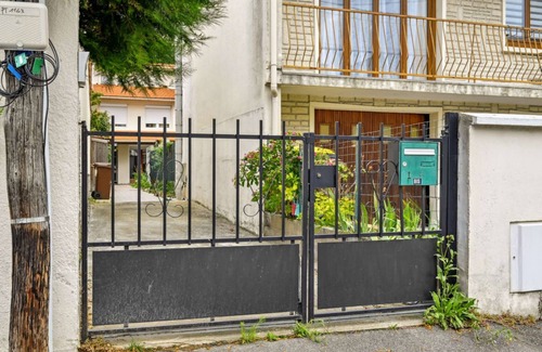 Ris Orangis Apartment | Chic spacious over-equipped triplex