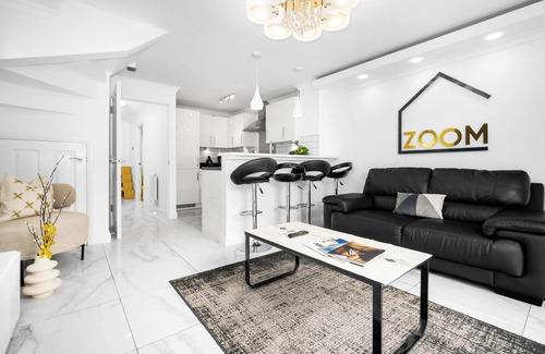Bordesley House | Chic, Spacious Townhouse with Parking & Garden