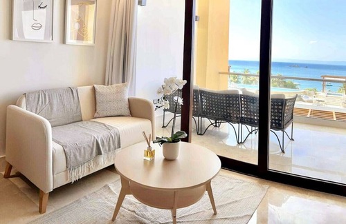 Samana Apartment | Chic Studio with King size Bed, Balcony with Spectacular Bay View, Pool, Full AC