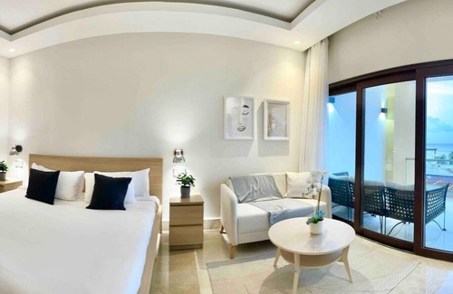 Samana Apartment | Chic Studio with King size Bed, Balcony with Spectacular Bay View, Pool, Full AC
