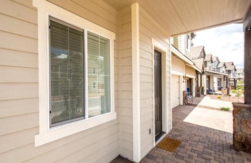 Flagstaff Villa | Chic Stylish 4 BR Newly Built Town-home Perfect Location