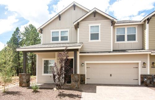 Flagstaff Villa | Chic Stylish 4 BR Newly Built Town-home Perfect Location