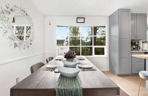 Matthews House | Chic, stylish, Matthews, 20 mins to uptown, fenced yard, kid friendly