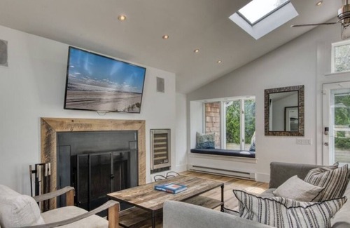 Beach Hampton Cottage | Chic Surfer Cottage in Amagansett Dunes - Private Oasis & Walk to Beach