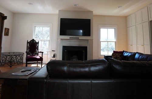 Lakeway House | Chic Treehouse on a 7-Acre Private Estate with Pool Table