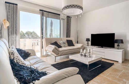 Le Cannet-des-Maures Villa | Chic Villa in le Cannet des Maures with Terrace