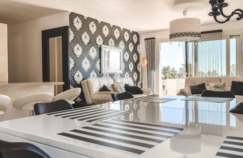 Le Cannet-des-Maures Villa | Chic Villa in le Cannet des Maures with Pool and Terrace