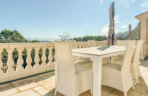 Le Cannet-des-Maures Villa | Chic Villa in le Cannet des Maures with Pool and Terrace