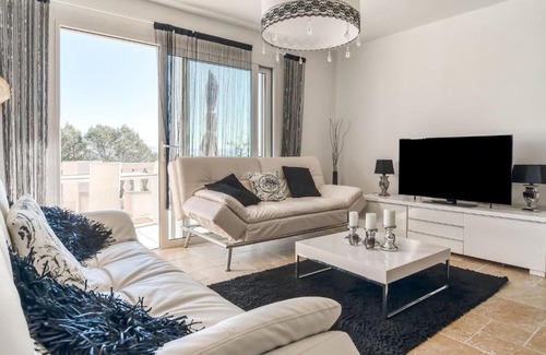 Le Cannet-des-Maures Villa | Chic Villa in le Cannet des Maures with Pool and Terrace