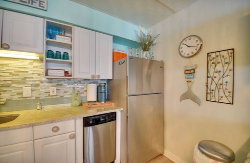 Northeast Virginia Beach Apartment | Chic Virginia Beach Retreat - Pool, Steps to Beach
