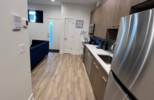 Woodlawn Apartment | Chicago 1-bedroom/1 Office apartment: welcoming Chicago with AC, onsite laundry