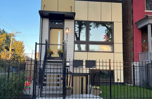 Woodlawn Apartment | Chicago 1-bedroom/1 Office apartment: welcoming Chicago with AC, onsite laundry