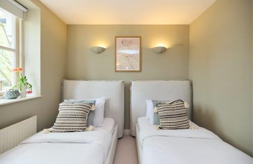 Chiswick Apartment | Chiswick Views & Space - Elegant 3BDR Duplex with Parking